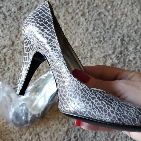 Shoes - Picture 2 of 4